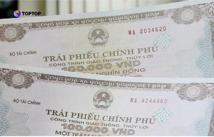 Khi mua trái phiếu, nhà đầu tư cho Chính phủ vay và nhận lãi định kỳ cùng vốn gốc khi đáo hạn