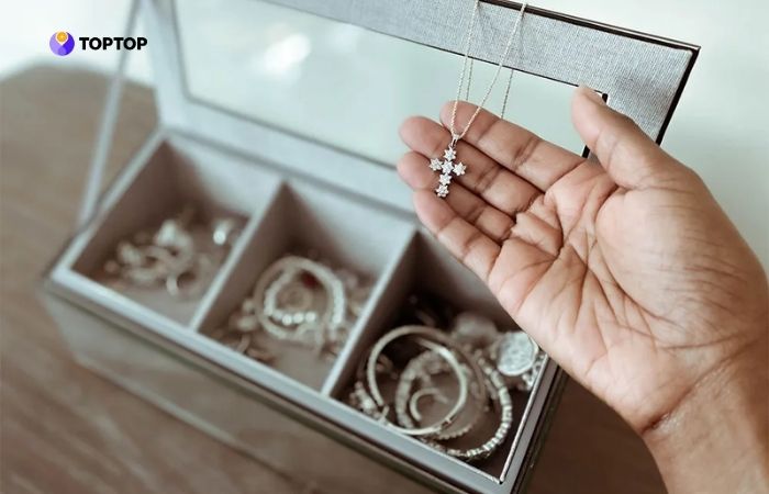 Giữ vàng trắng sạch sẽ, tránh va đập để đảm bảo giá trị khi bán lại