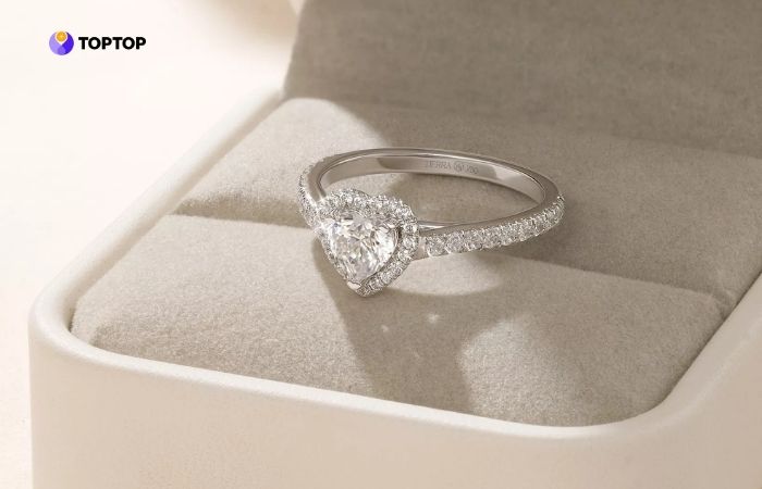 Tương tự vàng ta, giá bán vàng trắng bị ảnh hưởng bởi rất nhiều yếu tố xung quanh