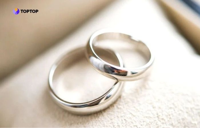 Vàng trắng rất thích hợp để chế tác các mẫu trang sức hiện đại như nhẫn cưới, dây chuyền