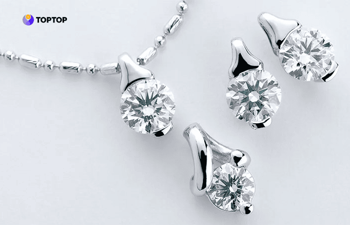 Bạch kim là kim loại có màu trắng xám tự nhiên và độ tinh khiết rất cao