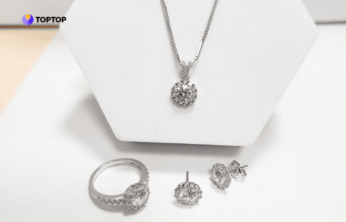 Nên mua vàng ý, vàng trắng hay bạch kim phụ thuộc vào nhu cầu và ngân sách của bạn