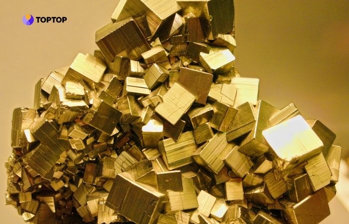 Vàng của kẻ ngốc dễ khiến người ta liên tưởng đến vàng thật