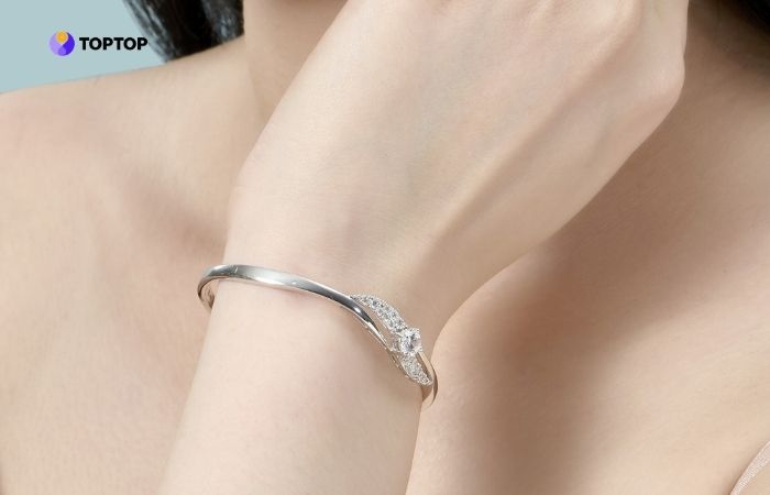 Vàng trắng 10K PNJ có bị xỉn màu sau thời gian sử dụng