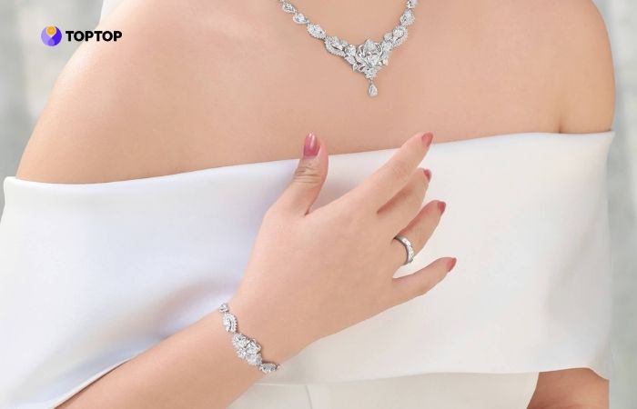 Hạn chế tiếp xúc hóa chất giúp vàng trắng 10K giữ được vẻ đẹp ban đầu