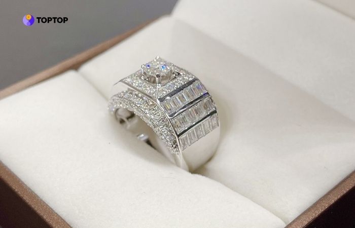 Giá bán vàng trắng 24k bị ảnh hưởng bởi nhiều yếu tố thị trường và gia công